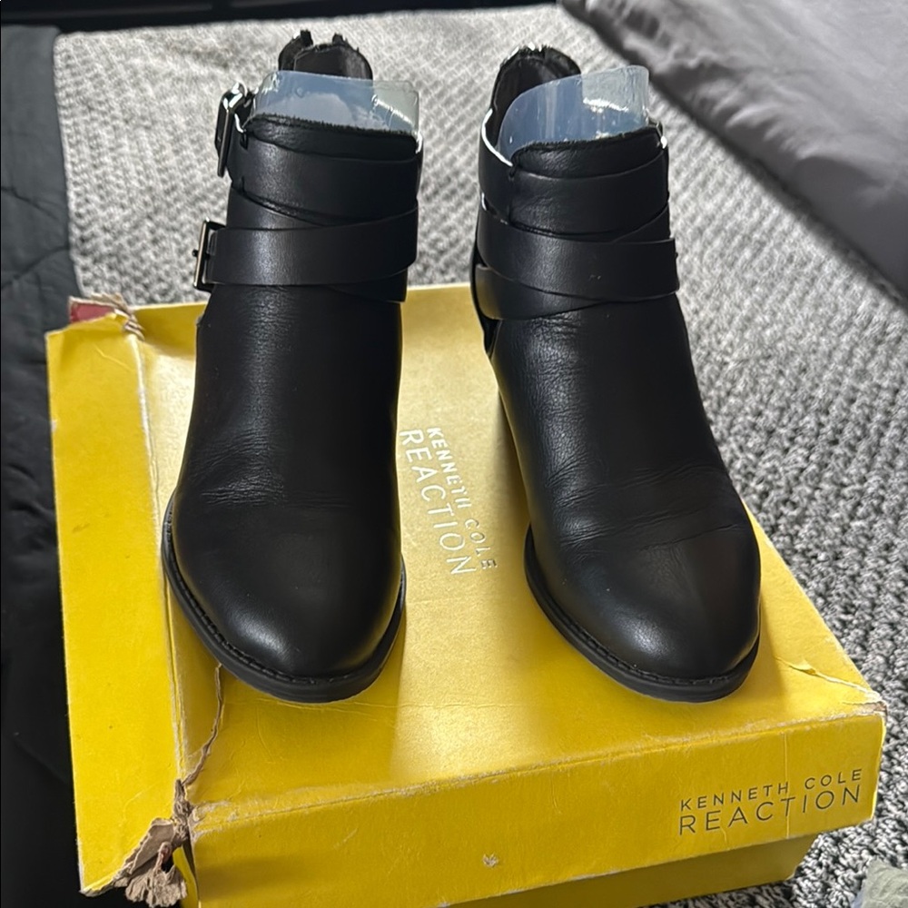 Kenneth Cole Reaction Black Ankle Boots Sleek Leather